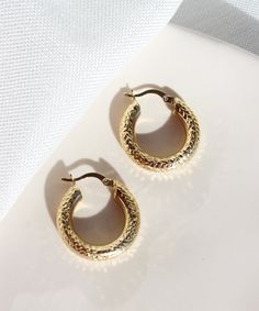 Textured Bold Hoop Earrings These stunning 14k gold hoop earrings with diamond cut pattern are prefect for everyday wear. They will add a precious touch to your daily outfits but also great for a night out look. They are definitely a must-have! Features: * These earrings are sold in pairs * They are made of patented 14k solid gold. * Size: 2,3 cm Packaging: You will get your jewelry in a beautiful pink Pharos Jewellery box. This box will protect your precious item during the shipping process. It Luxury Small Hoop Pierced Earrings, Fine Jewelry Small Hoop Pierced Earrings, Luxury Small Hoop Earrings As Gift, Diamond Cut Small Hoop Earrings For Everyday, Diamond Cut Gold Plated Huggie Earrings, Diamond Cut Huggie Gold Plated Hoop Earrings, Diamond Cut Huggie Hoop Earrings Gold Plated, Luxury Gold Plated Small Hoop Earrings, Small Hoop Diamond Cut Earrings