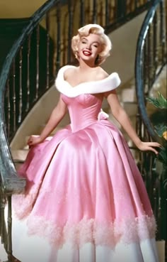 Marline Monroe Outfits, Marylin Monroe Pink Dress, Marilyn Monroe Inspired Outfits, Marilyn Monroe Aesthetic Pink, Marylin Monroe Outfits, Marilyn Monroe Pink Dress, Dresses To Draw