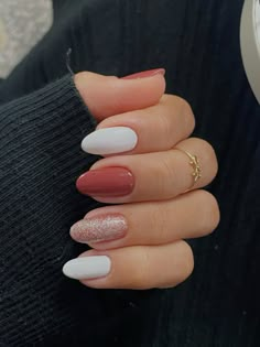 Marrom: impala ana castela toca o berrante Branco: bianco puríssimo risque Gliters: as mil purpurinas risque e gliter impala dourado November Nails, Casual Nails, Elegant Nails, Dream Nails, Nail Paint, Matte Nails, Perfect Nails, Stiletto Nails, Nail Inspiration