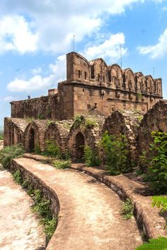 12 Historical Places In Pakistan You Need To Visit Places In Pakistan, Adventure Places, Red Fort, The Taj Mahal, Historical Period, Historical Places, Historical Landmarks, Applied Arts