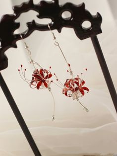 This is a handmade earrings with Spider lily as the main theme, made of resin and silver material. Each earrings is unique, ensuring that each piece has high quality and exquisite details. This earrings can be used not only for special occasions, but also for daily wear, allowing you to showcase your unique charm. Size:50mm Notice: There may be differences in color due to different monitors. Since it's 100% handmade customized product, we do not accept returns or exchanges. If any damage occurs during transportation, please take a photo of the damaged goods and send it to the me. I will remake and resend it for free. I accept customization and color changes. Please contact me before placing your order to note the color you want or send me a picture of the style you want to customize. Thank Lycoris Recoil Necklace, Wedding Hanfu, Earrings Anime, Japanese Kanzashi, Hanfu Hair, Lily Earrings, Accessories For Wedding, Red Spider Lily, Spider Lily