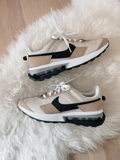 Tennis Shoes Outfit Work, Air Max Pre Day, Mum Style, Activewear Outfits, Air Max Nike, Sneaker Nike, Tennis Shoes Outfit, Mum Fashion, Nike Fit