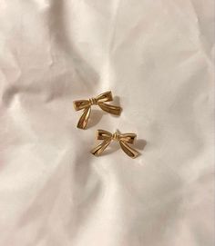 Photo of gold jewellery earrings on the bed with white bedsheets. Bows aesthetic 2024. Fashion trends. Ac Villager, European Princess, Jewellery Photo, Bows Coquette, Jewelry Wishlist, Animal Crossing Characters, Hairdo For Long Hair, Bow Earrings