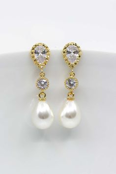 These timeless long pearl earrings you can wear perfectly to many bridal outfits. The gold-plated stud earrings enchant with their drop-shaped beads with pure elegance. Product: Size: 4 cm x 0.9 cm Brass, golden coated Beads (synthetic), cubic zirconia stones Scope of delivery: 1 pair (2 pcs.) The earrings come in a pretty jewelry box. --------------------------------------- Further wedding decorations can be found here: https://www.etsy.com/de/shop/CataleaM?ref=seller-platform-mcnav&section_id= Elegant Gold Plated Teardrop Clip-on Earrings, Elegant Crystal Jewelry Sets With Pearl Drop, Formal Pearl Drop Jewelry Sets With Cubic Zirconia, Fine Jewelry Teardrop Wedding Earrings, Elegant Pearl Drop Jewelry Set With Cubic Zirconia, Gold Crystal Clip-on Earrings For Gift, Gold Teardrop Clip-on Earrings For Wedding, Gold Clip-on Crystal Jewelry, Gold Crystal Clip-on Jewelry