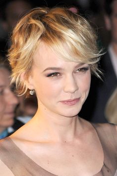 Carey Mulligan at the 2010 New York City premiere of ‘Wall Street: Money Never Sleeps.’ (Photo: ACE Pictures) Mid Length Pixie Haircut, Hairstyles Frizzy, Highlights Straight Hair, Haircut Ideas Short, Fine Haircuts, Hairstyle 2022, Short Haircuts Pixie, Fine Hair Bangs, Colour Highlights