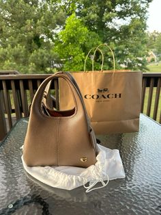 #itgirl #abag Styling Coach Bag, Timeless Purse Handbags, Large Purses And Bags, Coach Handbags Aesthetic, Coach Putse, Shoulder Purse Bag, Pretty Purses And Handbags, Coach Lana Bag Aesthetic, Coach Eliza Bag