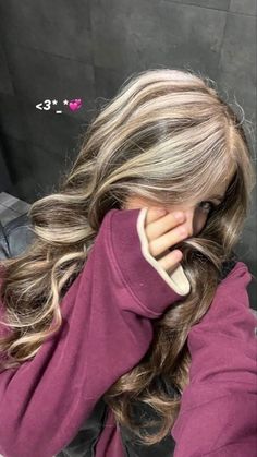 Blonde Hair Dye For Brunettes, Brown Hair With Blonde Highlights On Top, Blond Highlights Aesthetic, Blonde With Chunky Brown Highlights, Mirandaloll Hair, Chunky Highlights Long Hair, Heavy Highlights Brown Hair, Light Brown Hair With Blonde Bangs, Skunk Hair On Wavy Hair