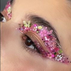 Pink Flower Makeup Looks, Flower Eyeshadow Looks, Dried Flower Makeup, Flower Petal Makeup, Makeup With Flowers, Easy Fairy Makeup, Garden Fairy Makeup, Pink Flower Makeup, Pink Fairy Makeup