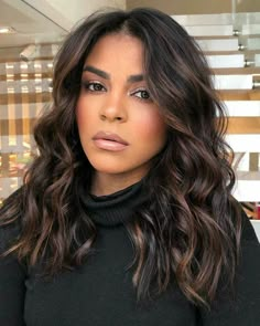 Brunette Hair Shades, Curly Hair Color Ideas, Curly Hair Color, Rambut Brunette, Natural Curly Hair Cuts, Black Hair Balayage, Highlights Curly Hair, Blond Balayage, Brown Curly Hair