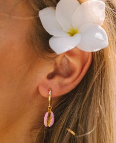 These Enamel Puka Shell Hoops are the perfect colorful beachy look for the summer! These 24k gold plated hoops are perfect swimming in the ocean sunrise to sunset! Beach Jewelry Earrings, Jewellery Photoshoot, Beachy Earrings, Shell Hoop Earrings, Ocean Sunrise, Swimming In The Ocean, Beachy Jewelry, Gold Beach, Swimwear Store