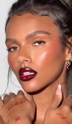 Red Hair Dark Makeup, Burgundy Lipstick Makeup Look, 90s Red Lip Makeup, Autumnal Makeup Looks, Glossy Red Lip Makeup Look, 90s Red Lip, Deep Red Lipstick Makeup, Glam Makeup With Red Lips, Fall Makeup 2024