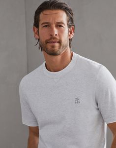 Cotton jersey crew neck T-shirt with logo and faux-layering Refined details enhance this classic crew-neck T-shirt in soft cotton jersey from the Travelwear line, dedicated to moments of relaxation and free time. The contrasting inserts create a layered effect that highlights the edge of the crew-neck, sleeves and bottom, while the Solomeo crest on the chest references the origins and values of the brand. The silhouette features regular proportions. Classic Crew Neck Top With Logo Print, Classic Crew Neck Tops With Embroidered Logo, Classic Crew Neck T-shirt With Embroidered Logo, Classic Crew Top With Embroidered Logo, Classic Crew Tops With Embroidered Logo, Crew Neck Top With Embroidered Logo In Relaxed Fit, Classic Short Sleeve Tops With Logo Detail, Sporty Crew Neck T-shirt For Layering, Relaxed Fit Crew Top With Logo Detail