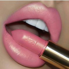 pinterest: @ nathalianorton ☼ ☾ Pink Ysl, Pink Lipstick Makeup, Make Up Kits, Gold Lipstick, Ysl Lipstick, Ysl Makeup, Lipstick Pink, Lipstick Kit, Lip Makeup Tutorial