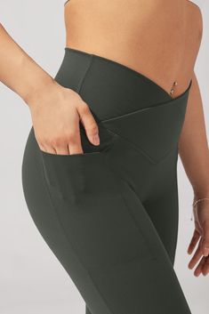 We took the crisscross waistband of your most viral legging and paired it with the leg-lengthening silhouette of our best-selling flares and added POCKETS! And the best part? These pockets have a bonded edge, making them so sleek and nearly invisible. With a pinch-free waistband to accentuate your hourglass figure, a V-booty back seam to lift, and of course our anti-cameltoe front panel for ultimate comfort, this squat-proof flared legging will be your BFF to the gym, on hot girl walks, and even Womens Fitness, Flare Legging, Black Yoga Pants, Boy Outerwear, Flared Leggings, Girls Outerwear, Leggings With Pockets, Fitness Leggings, Simple Background