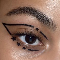 Star Eyeliner, Eyeliner Style, Eyeliner Designs, Make Up Designs, Urban Decay Cosmetics, Halloween Eye Makeup, Alt Makeup, Eyeliner Styles, Eye Spy