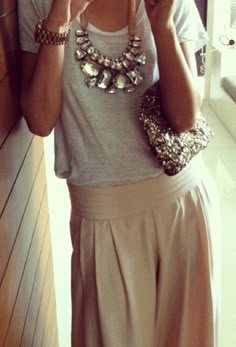 love her necklace and bag Stile Hippie Chic, Chique Outfits, Fashion Streetwear, Donna Karan, Beauty And Fashion