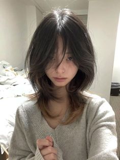 Wolf Cut Girls Medium Hair, Bleach Bangs Short Hair, Hairstyles For Long Hair And Round Face, Haircuts Short Wolfcut, Hair Styles For Oblong Face Shape, Wolf Haircut Shoulder Length, Wolfcut Short Straight, Wolf Haircut Without Bangs, Wolf Cut Inspo Short