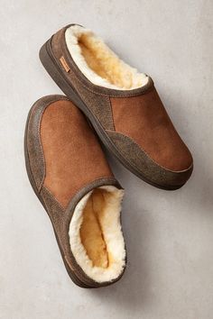 Start the day off on the right foot as you step into the Grayson suede mule. This easy-on, low-back slide features a genuine Australian Merino sheepskin upper and insole, with a great-looking suede finish exterior and supreme softness inside. Contrasting sueded cow-leather trim offers handsome definition, elastic side gore makes for an easy fit, and a three-layer midsole offers durability and the kind of comfort you're bound to get hooked on. Plus, when it comes to premium sheepskin, being natur Handsome Definition, Slippers With Arch Support, Indoor Outdoor Slippers, Men Slippers, Promo Gifts, Sheepskin Slippers, Outdoor Slippers, Suede Mules, Moccasins Slippers