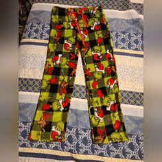 the grinch pants are on display on the bed