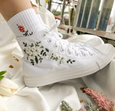 Bridal Converse/embroidered Converse/embroidered Sneakers - Etsy Custom Converse High Tops, Converse Haute, Sneakers Wedding, Converse Embroidery, Bridal Converse, Converse Wedding, Cute Converse Shoes, Embroidered Sneakers, White Bouquets