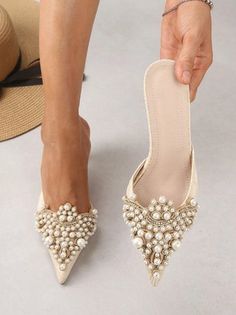 Pearl Decor, Heel Mules, Retro Mode, Fabulous Shoes, Look Vintage, Beautiful Shoes, Bridal Shoes, Cute Shoes, Wedding Shoes