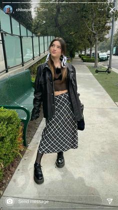 Devonlee Carlson, Plaid Skirt Outfit Aesthetic, Long Plaid Skirt Outfit, Emma Chamberlain Style, Style Kylie Jenner, Kendall Jenner Aesthetic, Girls Long Skirts, Skirt Outfits Aesthetic