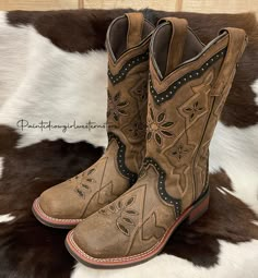 Laredo Boots Women, Square Toe Boots Outfit, Square Toe Cowgirl Boots, Square Boots, Western Boots For Women, Cowgirl Boots Square Toed, Cute Cowgirl Boots, Short Cowboy Boots, Square Toe Cowboy Boots