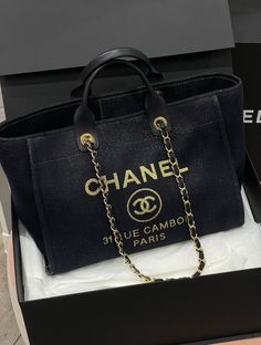 Chanel - Sac cabas Deauville – The Wells Bags Chanel Shopping Bag Tote, Coco Chanel Gift Bags, Vivienne Westwood Heels, Chanel Iphone Case, Accessories Cute, Chanel Chanel, Shopping Chanel, Chanel Paris, Timeless Handbag