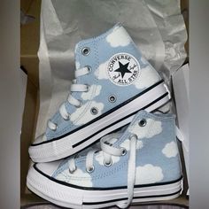 #converse #conversechucktaylor #converseaesthetic #converse #clouds #lightblueaesthetic Cloud Converse, Converse Shoes Girls, Design Converse, Cool Converse, Star Branding, Converse Aesthetic, Painted Shoes Diy