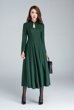 Vintage style swing dress in green Wool dress women Vintage | Etsy Dress Midi Elegant, Winter Wool Dress, Warm Winter Dresses, Midi Dress Winter, Womens Dress Tops, Prom Midi Dress, Dress Retro, Green Dresses, Fit Back