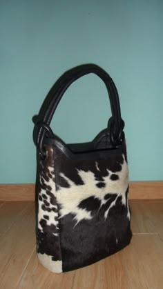 Shop till you drop with this chic and practical western cowhide shopper bag. With its roomy interior and trendy design, it's the perfect companion for your shopping adventures. Upgrade your fashion game while making your life easier - grab yours now! Cowhide Purse, Cowhide Handbags, Vintage Leather Handbag, Bucket Purse, Cowhide Bag, Cowhide Rugs, Diy Handbag, Bag Elegant, Quality Handbags