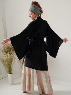 Long linen kimono with pockets and belt Kimono is made of curled soft linen in black We sew them in one size The model in the picture is 171 cm tall Kimono dimensions measured flat: width in bust / waist / hips 65 cm Kimono length about 98 cm sleeve length (measured from the neck) 58 cm Strap length 2,30 m Material: linen 100% weight 150 Summer Sewing Ideas, Japanese Outfit Ideas, Kimono With Belt, Belt Kimono, Kimono Boho, Linen Kimono, Black Kimono, Boho Kimono, Festival Clothing