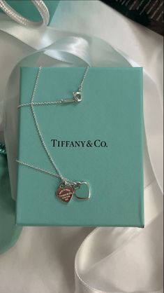 Tiffany And Co Necklace Aesthetic, Tiffanys Aesthetic, Tiffany And Co Gift, Tiffany Co Necklaces, Tiffany N Co, Tiffany Necklace