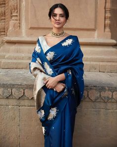 Wedding Guest Saree Look South Indian, Saree Street Style, Sari For Wedding Guest, Elegant Saree For Wedding, Blue Saree Wedding, Royal Saree Look, Blue Indian Aesthetic, Blue Kanchipuram Saree, Aesthetic Saree Look