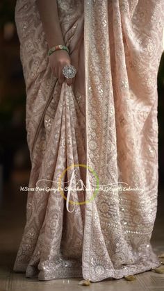 Chickenkari Blouse Designs, Chikankari Saree Georgette, Chickenkari Saree, Chickenkari Kurti, Chikankari Saree, Indian Wedding Gowns, Lehenga Saree Design, Pure Georgette Sarees