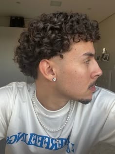 corte americano Corte Mullet, Long Curly Hair Men, Long Hair Perm, Taper Fade Curly Hair, Fade Haircut Curly Hair, Men's Curly Hairstyles, Really Curly Hair, Male Haircuts Curly, Curly Hair Fade