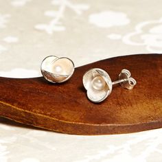 Shiny silver or oxidized silver stud earrings, decorated with freshwater pearls or amethysts, natural-inspired piece, ideal for celebrations and weddings. CHECK OUR PROFILE IF WE HAVE ANY OFFER OR CODE AVAILABLE! https://www.etsy.com/es/shop/AtelierBcnJoiaShop ► We know that this year the world is a little crazy. The online sales have made the normal shipping services collapse, so from the team of Atelier BCN Joia we wanted to make the effort and propose that buying 2 pieces we make you a FREE a Silver Flower Pearl Earrings For Wedding, Silver Pearl Drop Flower-shaped Earrings, Delicate Silver Pearl Earrings, Delicate Sterling Silver Bridal Earrings As Gift, Dainty Silver Pearl Earrings For Gift, Delicate Silver Pearl Earrings For Gift, Delicate Flower Pearl Earrings For Gift, Silver Flower Shape Pearl Earrings For Wedding, Silver Delicate Bridal Earrings As Gift