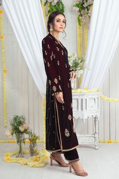 Tikki Design, Aloo Tikki Recipe, Maroon Dupatta, Aloo Tikki, Velvet Pant, Suite Design, Asian Dresses, Resham Work, Designer Punjabi Suits