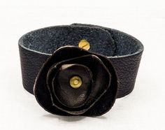 Trendy and chic, this beautiful cuff bracelet is handmade with genuine leather.  They make  perfect gifts for your female siblings: Christmas, Valentines day, Mother's day, birthdays, wedding anniversary.... or just because. Color : black  Size : Choose yours in the drop down menu. For any help you should send me a message. Care instruction : gently clean with soft and dry cloth. Avoid too much contact with water. This item is sent with tracking number 1 to 3 days after payment.  Happy shopping ! :) Find all my bracelets by clicking this link :  https://www.etsy.com/fr/shop/JULESetJADE?ref=seller-platform-mcnav&section_id=22374701 Follow me and my brand  :  https://www.facebook.com/julesetjade/ https://www.instagram.com/julesetjade/ Chic Handmade Bracelets As Gift, Chic Adjustable Bracelet As A Gift, Chic Adjustable Bracelets As Gift, Chic Adjustable Bracelet For Gifts, Handmade Flower-shaped Chic Jewelry, Chic Adjustable Leather Bracelet, Leather Bracelet With Strap As Gift, Elegant Black Wristlet For Gift, Elegant Adjustable Leather Bracelet