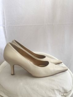 Vintage off white heels , Made in Spain . La belle Creation . Size is 38, but they definitely fit like 37, because of the sharp form . Genuine leather . Heel is 8 cm . Very good condition with minimal signs of wear . Off White Heels, Wool Bags, Elegant Shoes, White Heels, Big Heart, Vintage Wool, Vintage Silk, Beautiful Shoes, Handmade Bags