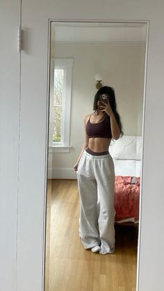 Good Shape Body Girl, Leggings With Tank Top Outfits, Tute Sportive Outfit, Alo Sports Bra Outfit, Sweats And Sports Bra Outfit, Fit Style Women, Baddie At Home Outfits, Workout Body Inspired