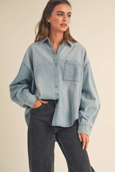 Elevate your spring wardrobe with the Nina Denim Shirt! This must-have piece combines nostalgia with modern trends, making it a versatile and stylish choice. Whether paired with denim or a leather skirt, the Nina shirt is sure to make a statement. Get ready to turn heads with this spring 2024 fashion essential! Shirts Oversized, 90s Denim, Denim Chic, Boyfriend Style, Denim Button Down, Faux Leather Leggings, Romper With Skirt, Light Denim, How To Look Classy