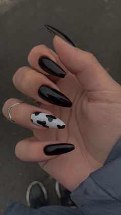 Black And White Nail, Cow Nails, Grunge Nails, روتين العناية بالبشرة, Acrylic Nails Coffin Short, Short Acrylic Nails Designs, White Nail, Girls Nails