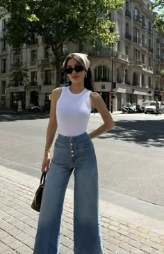 Italy Outfits Jeans, Sophisticated Boho Style, Free Woman Aesthetic Outfits, European College Outfits, Styling Basic Outfits, Classy Casual Outfits Summer Chic, Casual Feminine Outfits Aesthetic, Youthful Classy Outfits, Busty Outfits Casual Chic