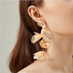 Boutique Item Chic Dangle Flower Earrings For Party, Chic Party Dangle Flower Earrings, Elegant Single Flower Earring For Summer, Elegant Spring Flower Dangle Earrings, Spring Party Dangle Jewelry, Chic Dangle Flower Earrings For Pierced Ears, Chic Rose Gold Flower Earrings For Party, Elegant Summer Chandelier Dangle Earrings, Chic Dangle Flower Earrings