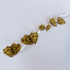 Mettez du cœur dans votre look avec ces super mignonnes boucles d'oreilles en forme de Coeur en cuir recyclé imprimé léopard, déclinés en 4 types de boucles d'oreilles, choisissez modèle qui vous plaît le plus : ♥︎ 1. Boucles d'oreilles dormeuses en forme de cœur Dimensions : Longueur totale : 2.5 x 3 cm Matières : Dormeuses dorées en laiton  + cuir recyclé imprimé léopard ♥︎ 2. Créoles en forme de cœur Dimensions : Longueur totale : 4 x 2.5 cm Matières : Créoles dorées en acier inoxydable + cuir recyclé imprimé léopard ♥︎ 3.  Puces moyennes en forme de cœur Dimensions : Longueur totale : 2.5 x 3 cm Matières : Stopper doré en acier inoxydable  + cuir recyclé imprimé léopard ♥︎ 4. Petites puces en forme de cœur Dimensions : Longueur totale : 1.6 x 2 cm Matières : Stopper doré en acier inoxy Heart Pin, Mini Heart, Beautiful Earrings, Jewelry Earrings Dangle, Really Cool Stuff, Dangle Drop Earrings, Animal Print, Dangle Earrings, Handmade Items