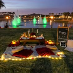 Sunset picnic by the lake with string lights and candles Outside Date Night, Balcony Picnic Ideas Romantic, Romantic Picnic Table Setting, Backyard Picnic Date Night, Night Time Picnic Ideas, Romance Picnic, Picnic Date Set Up Ideas, Picnic Setup Ideas For Two, Picnic Ideas Couples