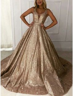 A-Linie Ballkleider Elegantes Kleid Formelle Hofschleppe Weihnachtsrot-Grünes Kleid Ärmellos V-Ausschnitt Pailletten mit Glitzerfalten Champagne Prom Dress Long, Red Green Dress, Long Ball Gown, Sequins Gown, Ball Gown Prom Dresses, Gown Prom Dresses, Champagne Prom Dress, Prom Dresses Elegant, Professional Dress