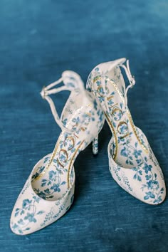 Chinoiserie Wedding, Dr Shoes, Hippie Look, Blue Bridal, Aesthetic Shoes, 가을 패션, Pretty Shoes, Dream Shoes, White Shoes