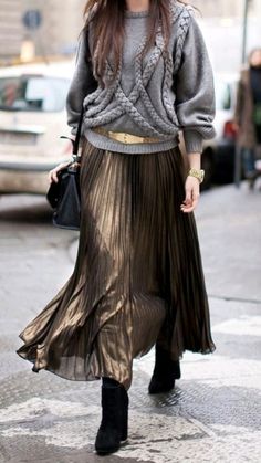 Metallic Pleated Skirt Outfits, Metallic Skirt Outfit, Maxi Skirt Winter, Stylish Spring Outfit, Pleated Skirt Outfit, Metallic Pleated Skirt, Skirt Trends, Metallic Skirt, Pleated Skirts